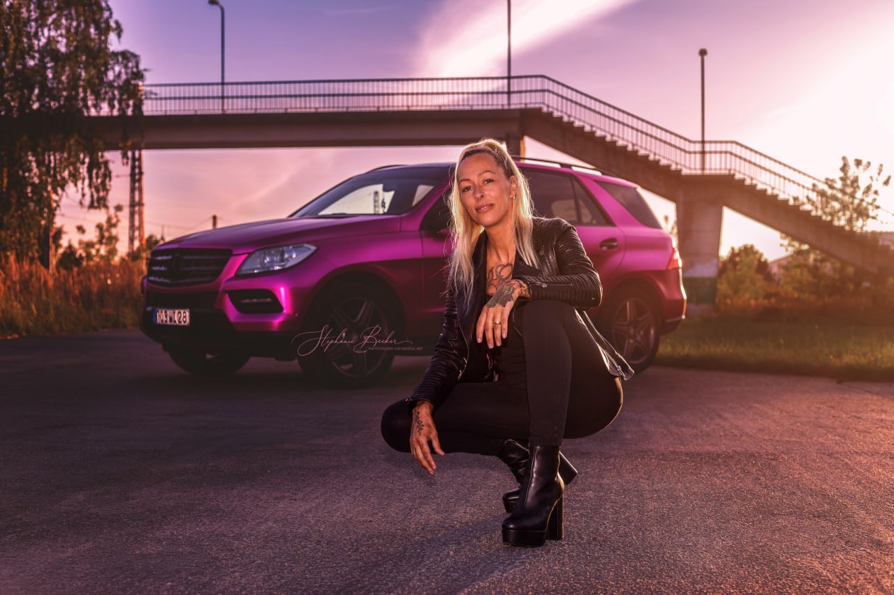 Vivian Jätschmann von viviFolienfee vor einem pink folierten Fahrzeug in Lüssow bei Güstrow